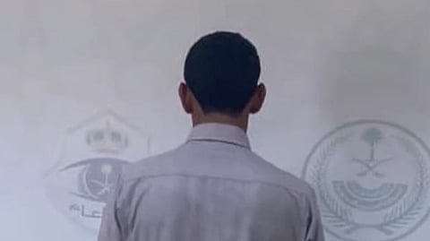 القبض على المواطن الذي ظهر في محتوى مرئي محاولًا الاعتداء على آخرين بسلاح أبيض في منتزه بالمزاحمية