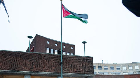 رفع العلم الفلسطيني أمام مقر بلدية أوسلو