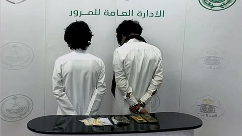 "مرور نجران" يقبض على مقيمَيْن لترويجهما مادّةَ الحشيش المخدر