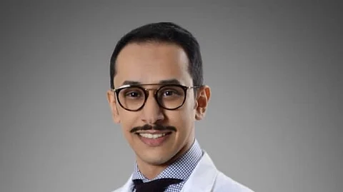 الدكتور حسام الرزقان الفائز بجائزة المركز الأول لأفضل "فيديو جراحي"