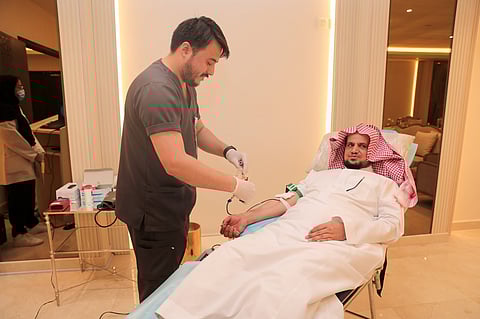 "المعجب" يتقدّم المتبرعين بالدم في مقر النيابة العامة بالرياض