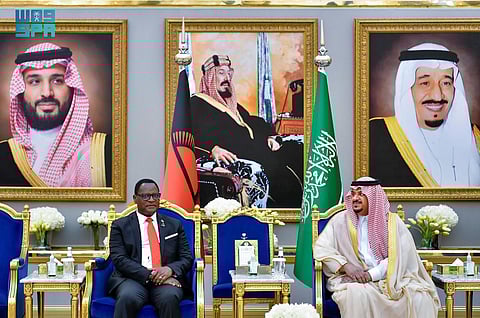 رئيس ملاوي يصل الرياض وفي مقدمة مستقبليه نائب أمير المنطقة
