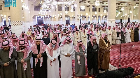 أمير الرياض يؤدي صلاة الميت على العنود بنت سعود ووالدة الجوهرة بنت عبدالله