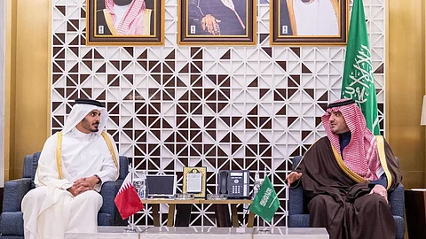 وزير الداخلية يعقد جلسة مباحثات رسمية مع نظيره القطري