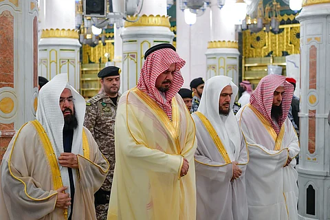 أمير المدينة المنورة سلمان بن سلطان يؤدي الصلاة في الروضة الشريفة