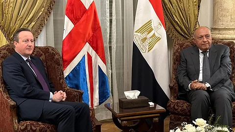 وزير الخارجية البريطاني ديفيد كاميرون ووزير الخارجية المصري سامح شكري