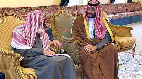 شاهد.. ولي العهد يزور سماحة المفتي ويقبّل رأسه