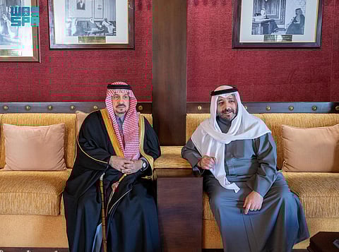 أمير الرياض يزور سفارة الكويت ويعزي في وفاة الشيخ نواف الأحمد الجابر الصباح
