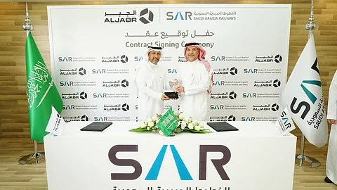 الجبر التجارية أول شريك للخطوط الحديدية "سار" في نقل السيارات عبر القطارات