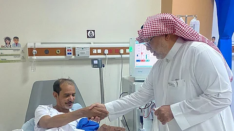 وفد "العلاج الآمن" يزور المرضى ويوزع عليهم الهدايا في يوم التطوع العالمي