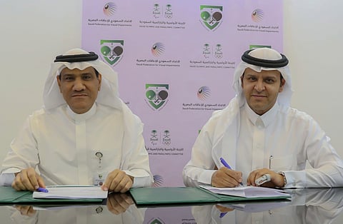 خالد الفهيد وعبدالله البار يوقعان الاتفاقية