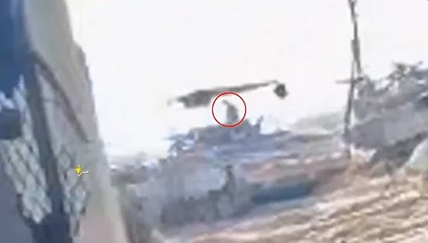 فيديو: من المسافة صفر.. آليات عسكرية إسرائيلية في مهب الريح.. والجاني "قذائف مضادة للتحصينات"