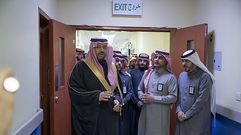 أمير "الحدود الشمالية" يتفقّد منفذ ومستشفى جديدة "عرعر"