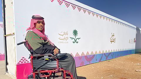 أصيب في مسيراتها وتابع احتفالاتها من التشيك.. تعرف على قصة شغف معاق مع الإبل