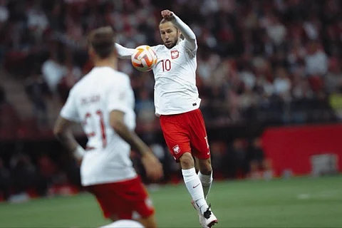 صحيفة إسبانية: "برشلونة" مهتم بالتعاقد مع البولندي "كريتشوفياك" محترف أبها