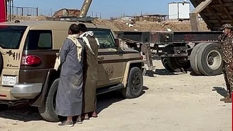 ضبط 4 مقيمين بسبب رمي المخلفات الصناعية دون ترخيص في مكة