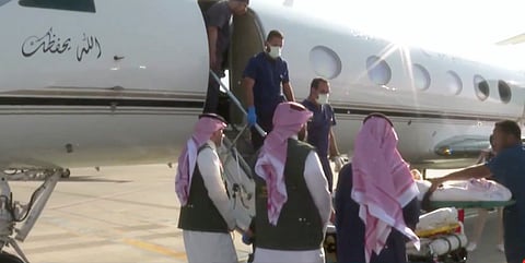 شاهد.. لحظة إنزال التوأم السيامي "أسماء وسمية" من الطائرة لنقلهما إلى المستشفى بالرياض