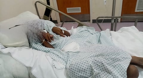 استيقظ من نومه مشلولاً.. شاب من مكة يرقد أسير المرض ووالدته تناشد