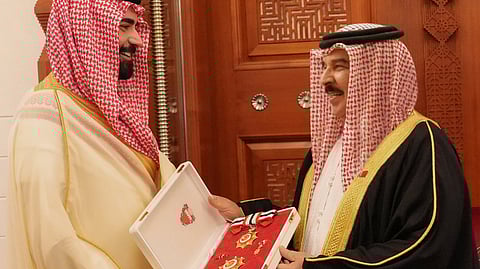 الملك حمد آل خليفة يمنح السفير الأمير سلطان بن أحمد بن عبدالعزيز الوسام