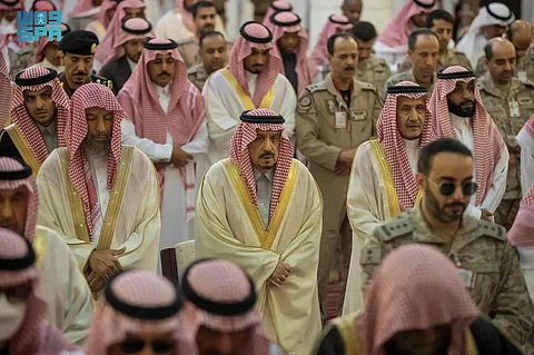 أمير الرياض خلال أدائه صلاة الميت على الأمير طلال بن عبدالعزيز بن بندر وماجد بن مطر العتيبي