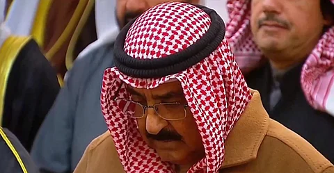 الشيخ مشعل الأحمد الصباح خلال أدائه صلاة الجنازة