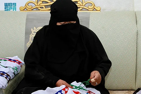 شاهد.. غرز وخيوط تغزل روايات النساء عن "فنون حرفة التطريز في طريف"