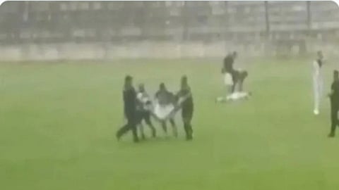 بالفيديو.. صاعقة رعدية تُنهي حياة لاعب وتصيب 5 آخرين أثناء مباراة لكرة القدم