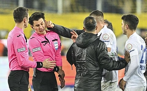 بالفيديو.. شاهد "الحادث المخزي" الذي أوقف دوري الكرة التركي إلى أجل غير مسمّى