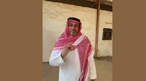 شاهد.. مُعلم يبكي متأثراً بلقاء طلابه بعد فراق 30 عاماً