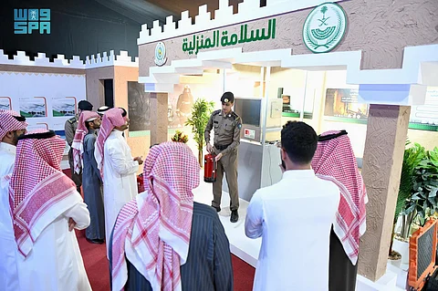 "المدني" يُعَرّف زوار معرض الداخلية في مهرجان الإبل بتقنيات الإطفاء