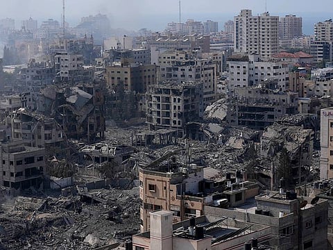 أطراف طفل مقطوعة بجانبه.. "فواجع عن أطفال غزة وعائلاتهم" يرويها طبيب بريطاني