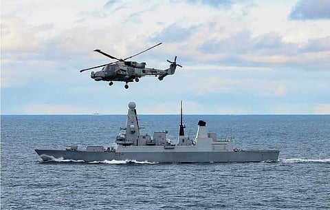 مدمرة بريطانية تُسقط ما يُعتقد أنها مُسَيرة هجومية في البحر الأحمر