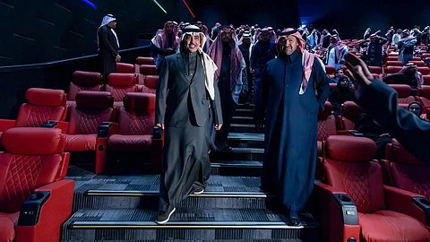 وزير الإعلام يشهد العرض الخاص للوثائقي "هورايزن" ويدشّن 8 شراكات محلية ودولية