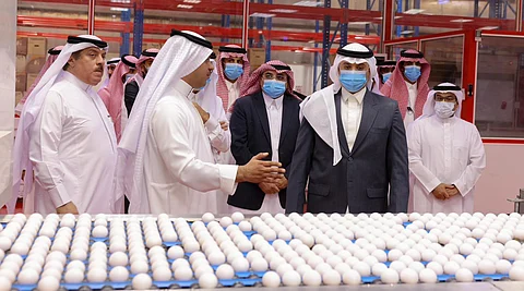 الأمير سعود بن طلال خلال زيارته مشروع دواجن الغدير لإنتاج بيض المائدة