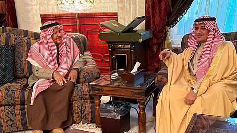 أمير تبوك يزور الشيخ "الخريصي" للاطمئنان على صحته