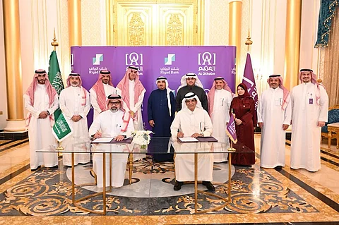 "العثيم للاستثمار" تُعزِّز شراكاتها الاستراتيجية مع القطاع المصرفي بتوقيع اتفاقية تعاون مشترك مع بنك الرياض