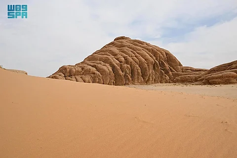 بين "جميل بثينة" والقصص والغيران الرائعة.. شاهد لقطات من جماليات جبل الغلالة