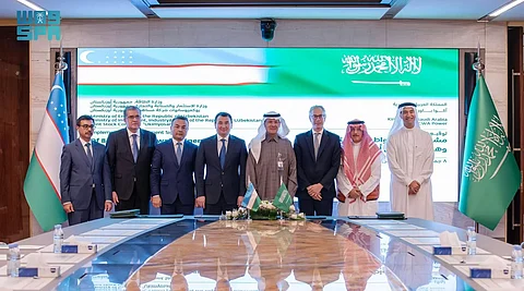 وزير الطاقة ونائب رئيس الوزراء الأوزبكي يشهدان توقيع اتفاقية مشروع 800 ميجاواط طاقة متجددة وهيدروجين أخضر