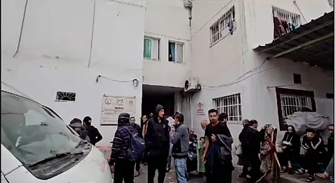 الاحتلال يجبر موظفي ومرضى مستشفى كمال عدوان في غزة على إخلائه