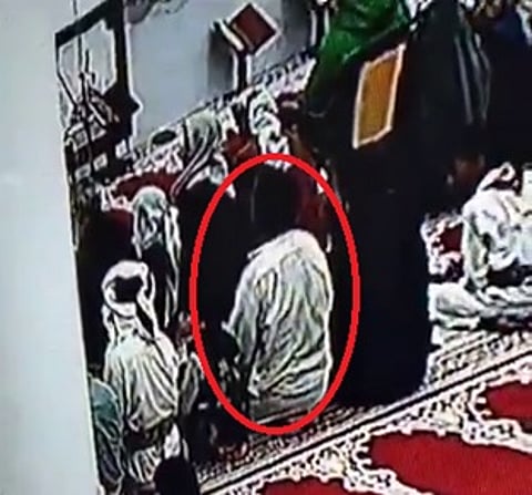 بالفيديو.. شاهد ما حدث فجأة لأحد المصلين بمسجد في اليمن