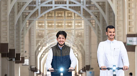 عبر "الإسكوتر".. هكذا ينتقل طلاب "أم القرى" داخل الحرم الجامعي