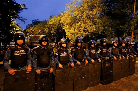 باراغواي.. مقتل ضابط و11 نزيلاً أثناء نقل مجرم خطير من السجن