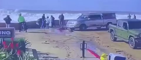 "لا تدر ظهرك أبدًا للماء".. شاهد لحظة ضربت موجة عملاقة أمريكيين وهم يهربون