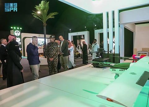 السفير مايكل راتني خلال زيارته معرض وزارة الداخلية في مهرجان الإبل