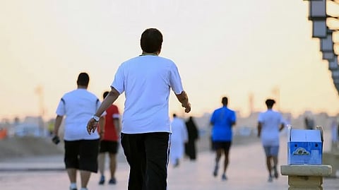 ينشط الذاكرة ويحرق دهون البطن.. "المشي للخلف".. ضوابط وأسباب ونتائج