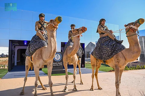 مهرجان الإبل.. القوات الخاصة للأمن والحماية تستعرض الزي التاريخي لرجل الأمن وعدد من البنادق التاريخية