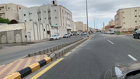 شاهد.. إغلاق مدخل الطريق المؤدّي لجامع الشيخة منيرة للقادمين من الخضراء بمكة
