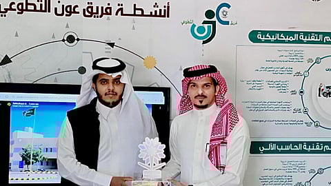 عميد الكلية التقنية بظهران الجنوب يكرم الإعلامي "آل دوبان"