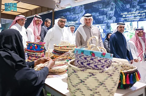 شاهد من "المعرض الدولي للتمور".. جولة لمحافظ الأحساء تبرز الاستثمار بقطاع النخيل