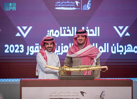 بالصور.. عبدالعزيز بن سعود يكرّم الفائزين بجوائز مهرجان الملك عبدالعزيز للصقور 2023م